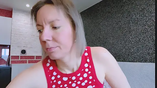 Snapshot of Amanda_Luxe chatting on 5, 3, 2026 Amanda Luxe online show from 5, 3, 2026