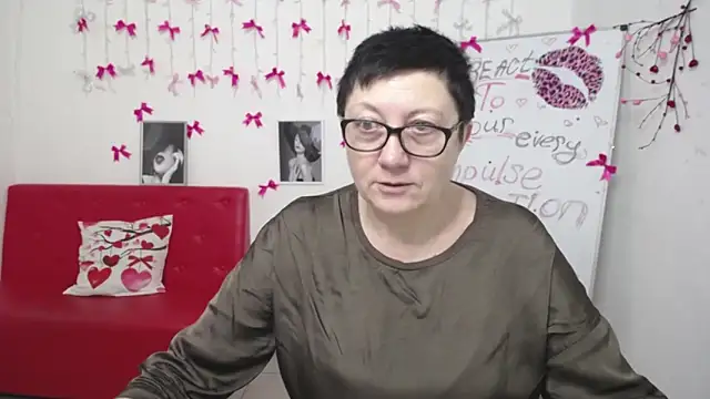 Snapshot of EmilyL0ve chatting on 4, 3, 2026 EmilyL0ve online show from 4, 3, 2026