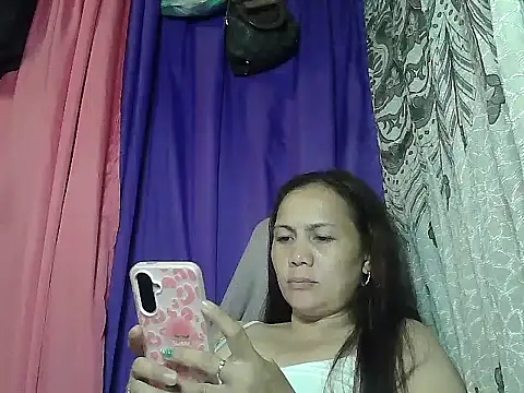 Snapshot of prettymomma24xx chatting on 4, 8, 2026 prettymomma24xx online show from 4, 8, 2026