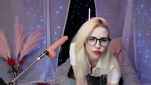 PetiteSweetFreak online show from 13, 3, 2026