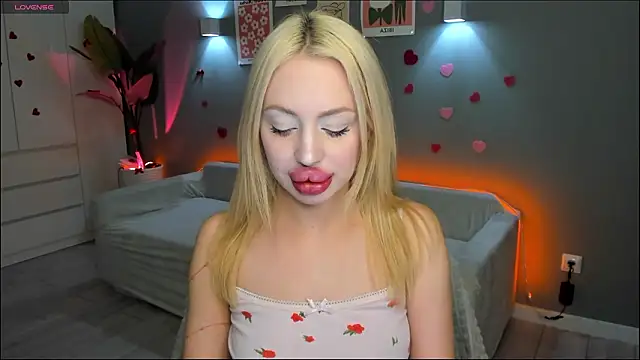 Luna Beverly online show from 22, 2, 2026