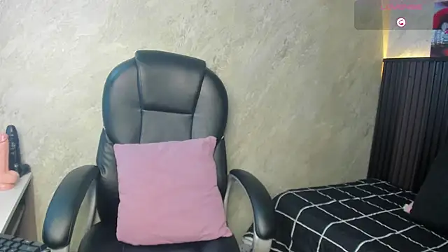 Snapshot of tanisha__lux chatting on 4, 3, 2026 tanisha lux online show from 4, 3, 2026