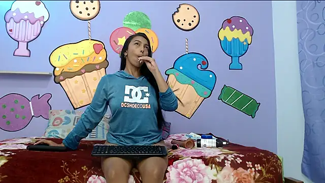 skinnysexzara18 online show from 12, 3, 2026