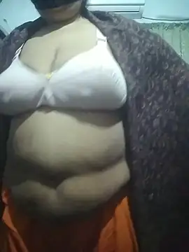 Snapshot of momo_loves chatting on 7, 2, 2026 momo loves online show from 7, 2, 2026