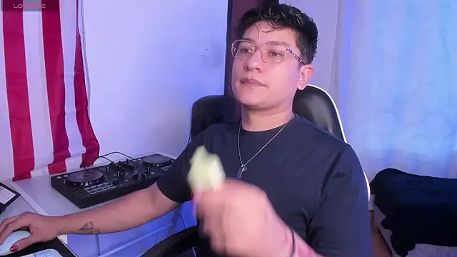 Theo Rowan online show from 17, 4, 2026