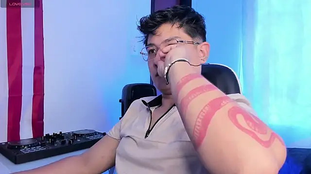 Theo Rowan online show from 23, 4, 2026