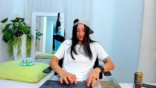 ViictoriiaSaenz online show from 29, 4, 2026