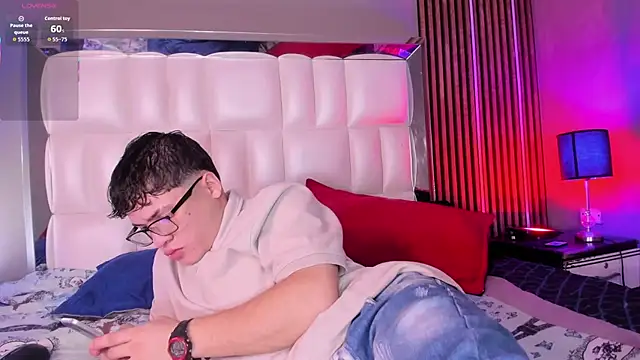 Snapshot of Roger_And_Ramona chatting on 5, 2, 2026 Roger And Ramona online show from 5, 2, 2026