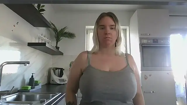 Snapshot of MinchenBienchen98 chatting on 5, 3, 2026 MinchenBienchen98 online show from 5, 3, 2026