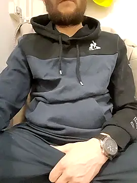 Snapshot of 80julien chatting on 5, 2, 2026 80julien online show from 5, 2, 2026