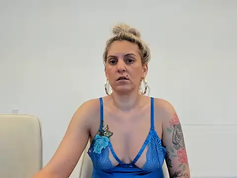 Snapshot of EvelynEvyyy chatting on 24, 2, 2026 EvelynEvyyy online show from 24, 2, 2026