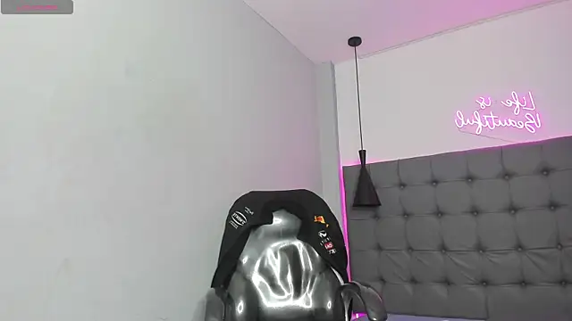 scarletcherry18 online show from 10, 7, 2026