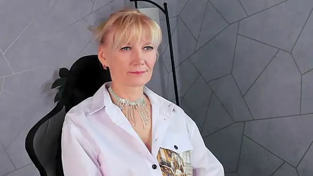 Julie Lucas online show from 30, 4, 2026