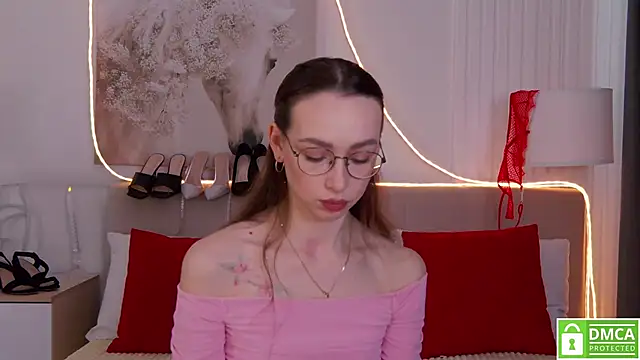 Snapshot of Emily_Simon chatting on 7, 3, 2026 Emily Simon online show from 7, 3, 2026