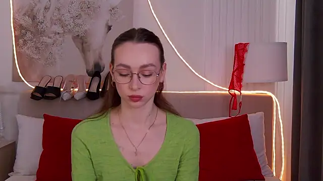 Snapshot of Emily_Simon chatting on 13, 3, 2026 Emily Simon online show from 13, 3, 2026