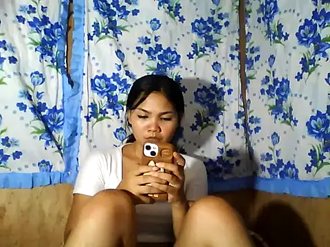PinaySkinnyJust18 online show from 13, 4, 2026