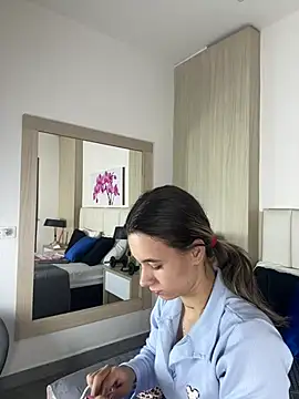 JuliaColemann online show from 24, 6, 2026