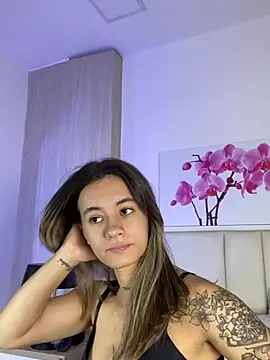 JuliaColemann online show from 4, 8, 2026