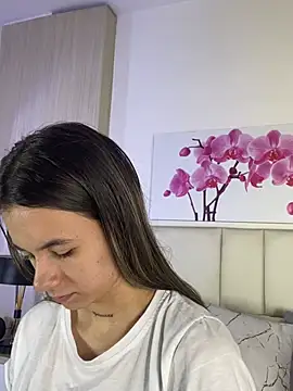 JuliaColemann online show from 5, 8, 2026