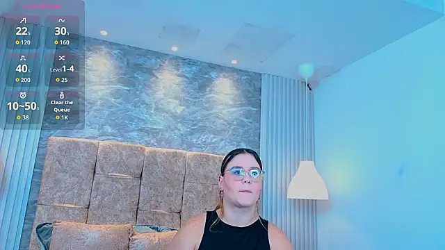 zoe hugeboobs online show from 15, 3, 2026