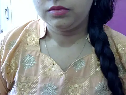 Cute Aliyaa online show from 1, 5, 2026