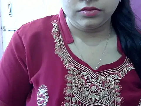 Cute Aliyaa online show from 3, 5, 2026