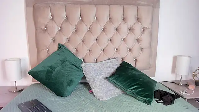 Emily Castano online show from 19, 3, 2026