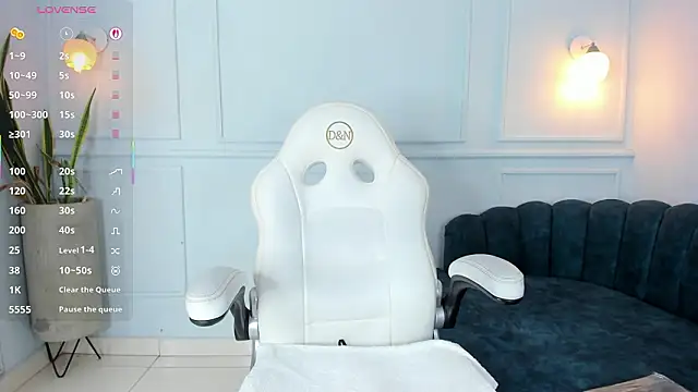 Lia Velez  online show from 14, 2, 2026