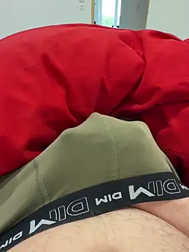 Snapshot of petitsexe52 chatting on 6, 3, 2026 petitsexe52 online show from 6, 3, 2026