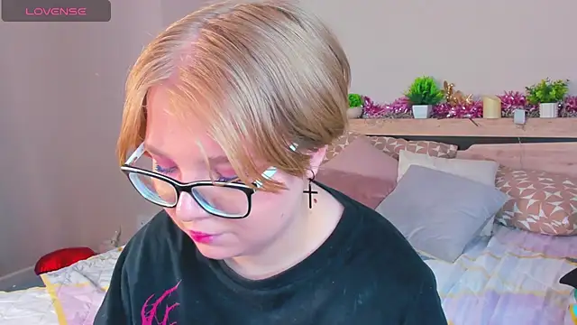 Snapshot of Lauraaa_Smith chatting on 4, 3, 2026 Lauraaa Smith online show from 4, 3, 2026