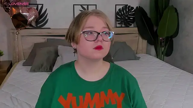 Snapshot of Lauraaa_Smith chatting on 23, 3, 2026 Lauraaa Smith online show from 23, 3, 2026