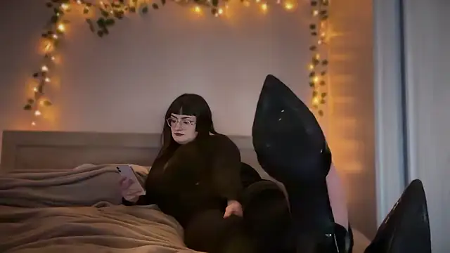 Snapshot of GoddessOdessa chatting on 4, 2, 2026 GoddessOdessa online show from 4, 2, 2026