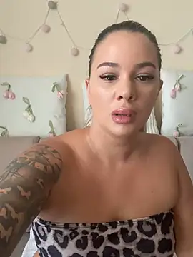 sexybatwomen33 online show from 27, 6, 2026