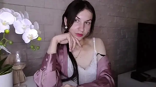 JuliaLovely online show from 28, 7, 2026
