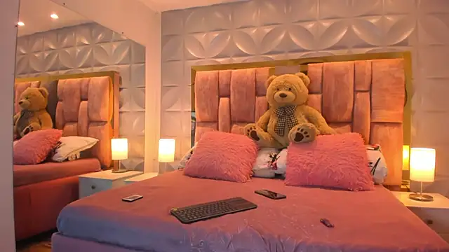 Paris Velvet online show from 2, 2, 2026