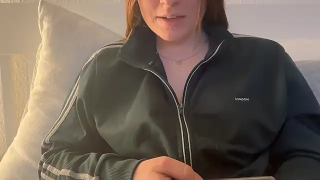 Lucyschickt online show from 2, 3, 2026