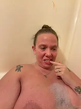 Snapshot of lickablelynn87 chatting on 6, 3, 2026 lickablelynn87 online show from 6, 3, 2026