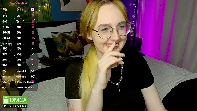 AdeLuna online show from 25, 5, 2026