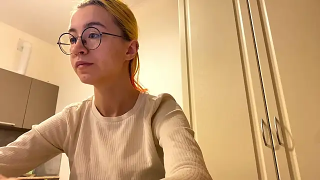 Snapshot of EmilyHein chatting on 5, 3, 2026 EmilyHein online show from 5, 3, 2026