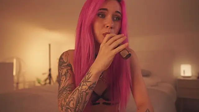 Sarah Pink online show from 8, 2, 2025