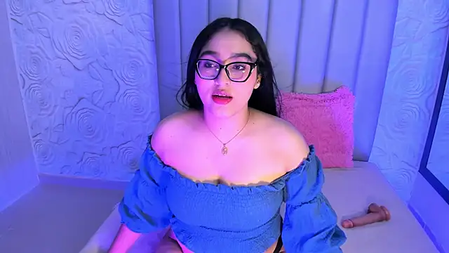 Snapshot of Lya_dubois_ chatting on 4, 7, 2026 Lya dubois online show from 4, 7, 2026