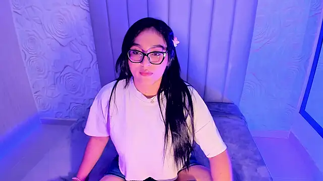 Snapshot of Lya_dubois_ chatting on 5, 8, 2026 Lya dubois online show from 5, 8, 2026