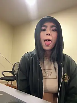 Sara Fernandez  online show from 4, 5, 2026