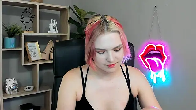 Snapshot of SweetLilyxo chatting on 24, 6, 2026 SweetLilyxo online show from 24, 6, 2026