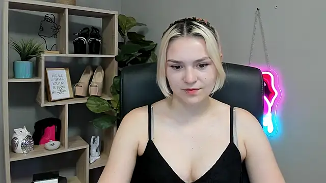 Snapshot of SweetLilyxo chatting on 5, 8, 2026 SweetLilyxo online show from 5, 8, 2026