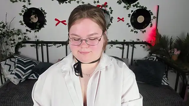 Snapshot of MaryFloree chatting on 11, 3, 2026 MaryFloree online show from 11, 3, 2026