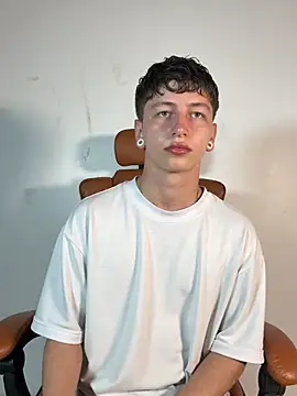 Snapshot of ARON_LUXX chatting on 19, 3, 2026 ARON LUXX online show from 19, 3, 2026