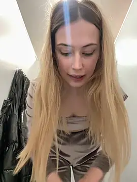 Snapshot of blonde_exe chatting on 4, 3, 2026 blonde exe online show from 4, 3, 2026