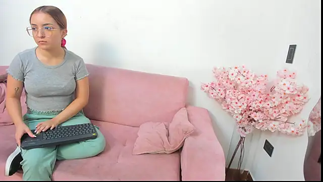 Snapshot of Kitty_f00x chatting on 8, 7, 2026 Kitty f00x online show from 8, 7, 2026