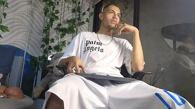 Snapshot of ItsZairen chatting on 5, 6, 2026 ItsZairen online show from 5, 6, 2026